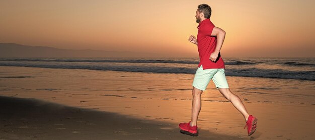 Homme courant et sautant bannière avec copie espace sportif sprinter courant sur la plage d'été au lever du soleil