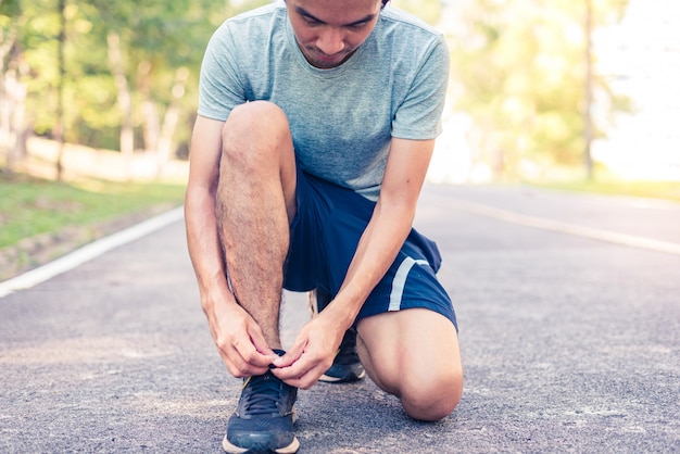 Homme, coureur, attacher, lacet