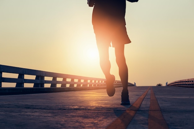 L'homme avec le coureur dans la rue courir pour l'exercice