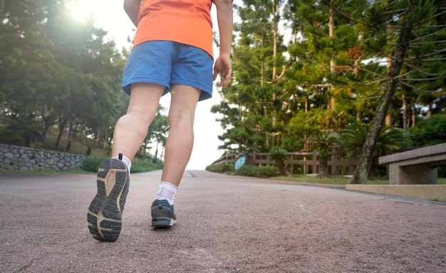 Homme coureur jogging dans un parc