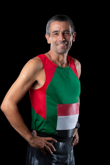 Homme coureur portugais d'âge moyen sur fond noir.