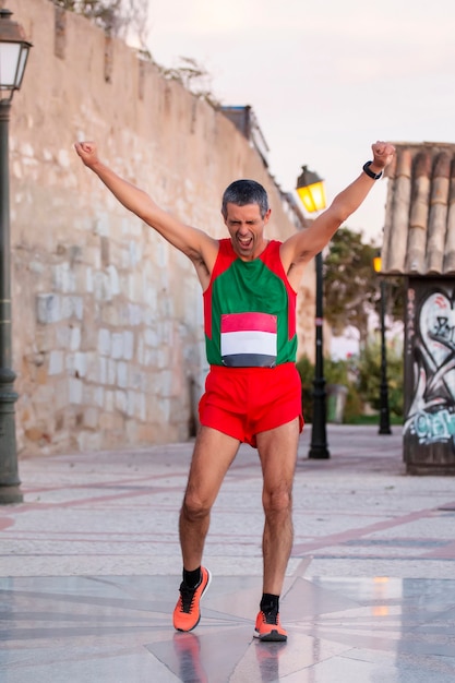 Homme coureur portugais d'âge moyen sur une ville urbaine.