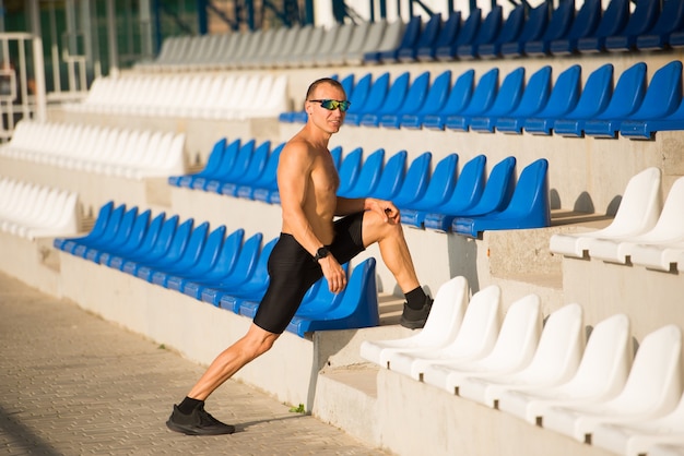 Homme coureur travaillant sur un stade