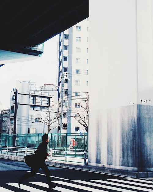 Photo un homme court dans la rue de la ville.