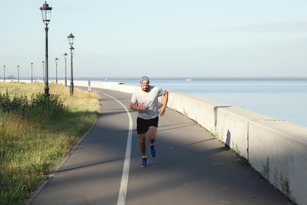 Un homme court le long du talus le soir