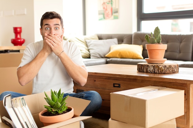 homme couvrant la bouche avec les mains avec une expression choquée et surprise, gardant un secret ou disant oups