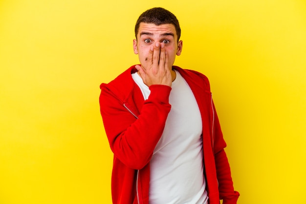 homme couvrant la bouche avec les mains