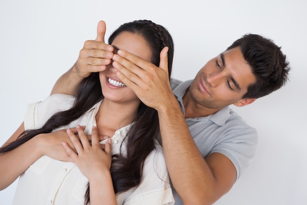 Homme couvrant ses yeux de jolie copine