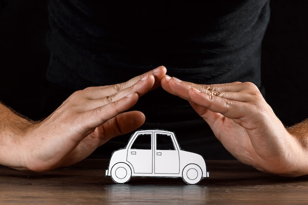 Homme couvre un wagon en papier avec ses mains