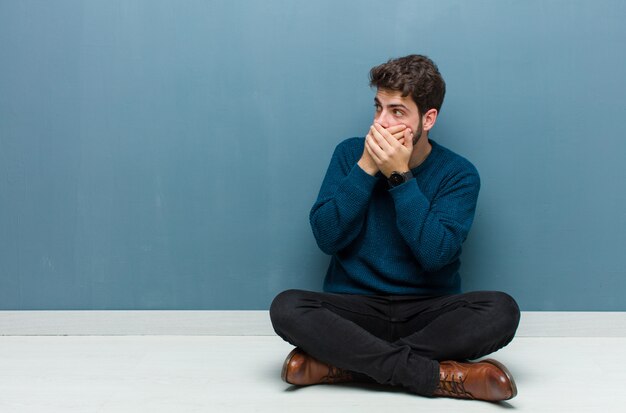 homme, couvrir yeux, à, mains, à, a, triste, frustré, regard, de, désespoir, pleurer, vue côté