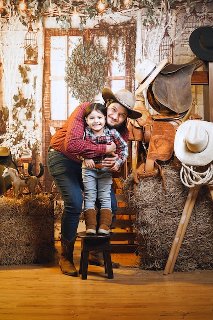 homme cow-boy à côté de sa fille avec une chemise rouge sur scène de cow-boy