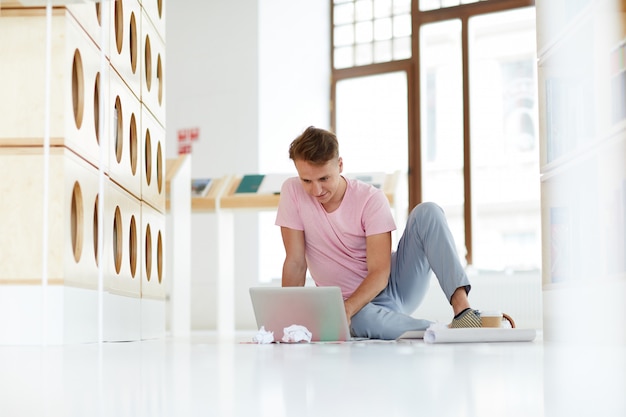 Homme créatif travaillant seul