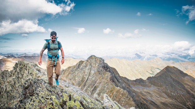 Homme sur les crêtes alpines