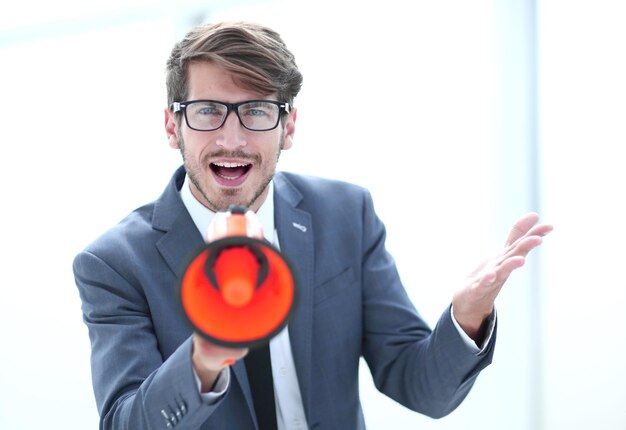 Homme criant sur mégaphone sur fond blanc