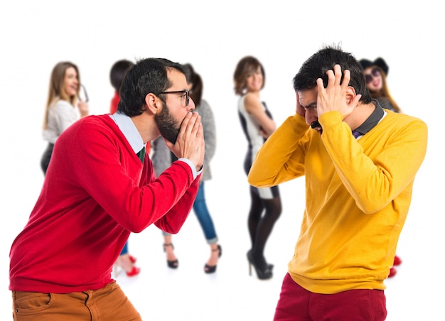 homme criant à son frère