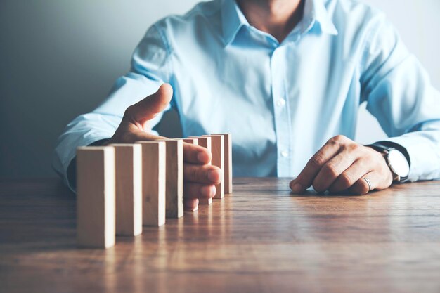 Homme et cubes en bois sur table