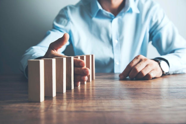 Homme et cubes en bois sur table