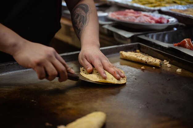 Homme cuisinant des plats traditionnels de tacos du Mexique