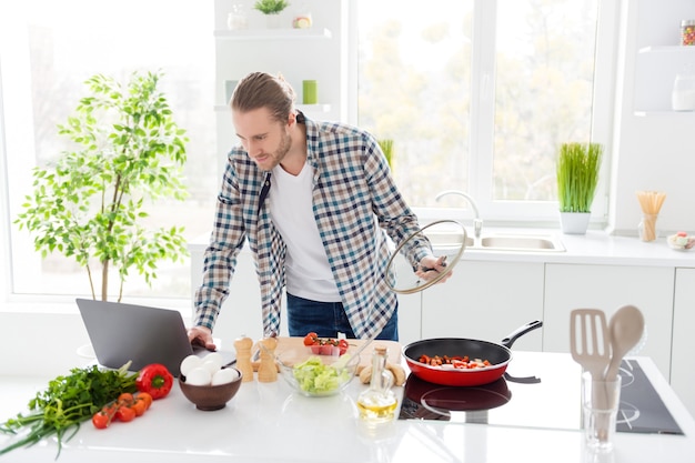 l'homme cuisine dans une cuisine moderne