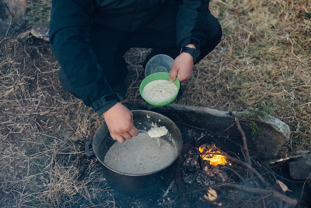 Homme cuisine délicieuse bouillie à l'extérieur