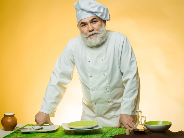 Homme cuisiner avec des plats