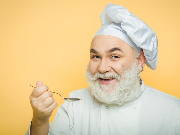 L'homme cuisinier goûte la nourriture