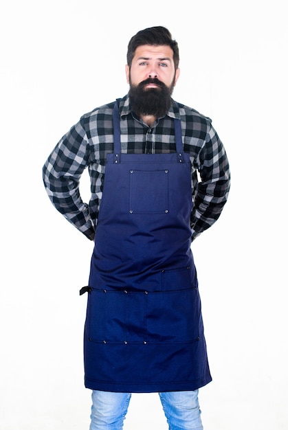 Homme cuisinier hipster brutal Restaurant de restauration rapide Cuisinier barbu sérieux Personnel du restaurant Prêt à cuisiner Hipster barbu porter un tablier pour barbecue Rôtir et griller des aliments Pique-nique et barbecue