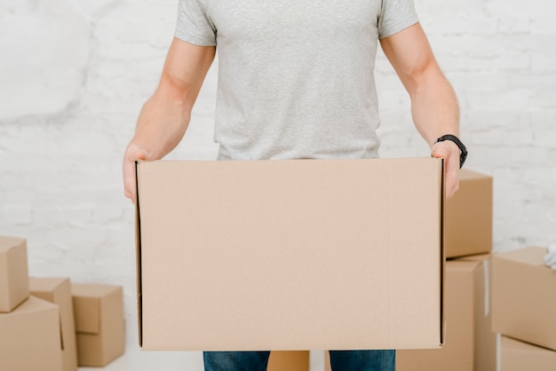 Photo homme de culture avec boîte en carton