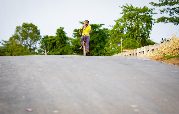 Homme sur le cycle en t-shirt jaune dans la rue