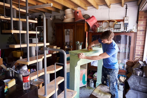 Homme dans l'atelier de recyclage et de travail sur Fire Surround