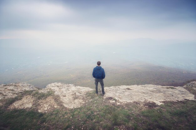 Photo un homme dans le brouillard dans la montagne