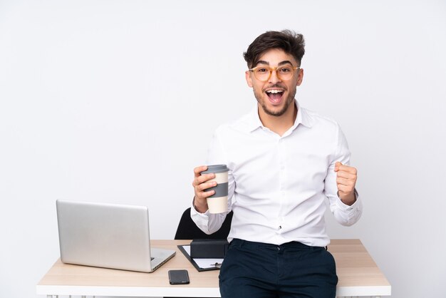 Homme dans un bureau isolé sur blanc