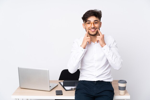 Homme dans un bureau isolé sur blanc