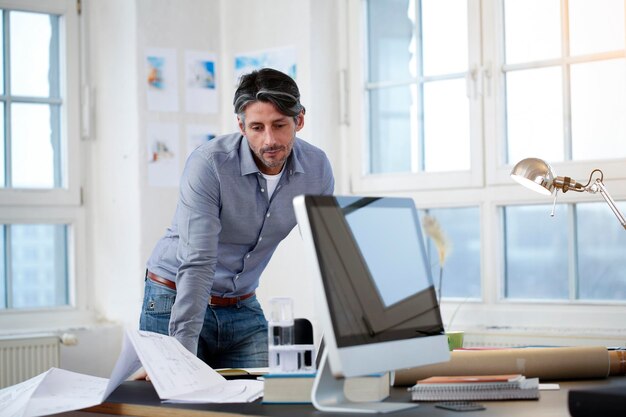 Homme dans un bureau moderne