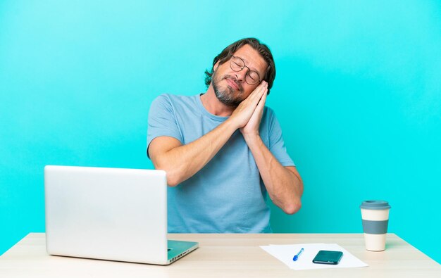 Homme dans un bureau