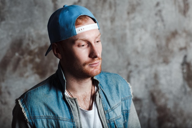 Photo homme dans une casquette de baseball et une veste en jean