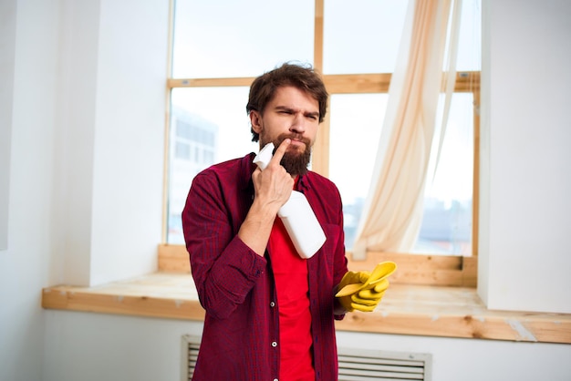 Homme dans la chambre service de nettoyage ménager style de vie professionnel