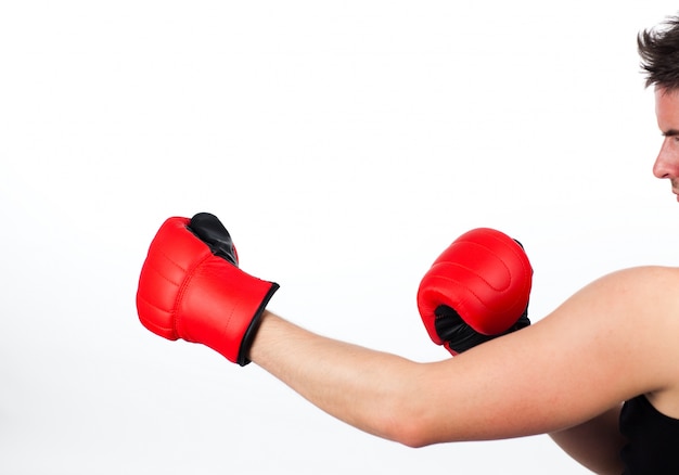 Homme dans un combat de boxe