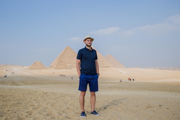 Homme dans le contexte des pyramides égyptiennes