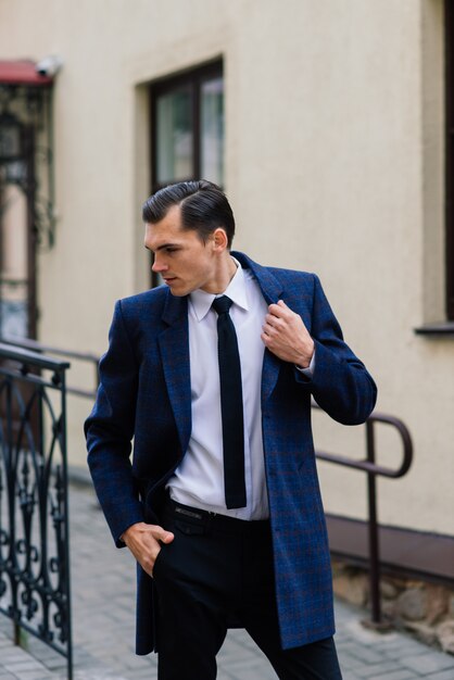 Homme dans un costume élégant. Homme d'affaires dans une ville d'automne, mode