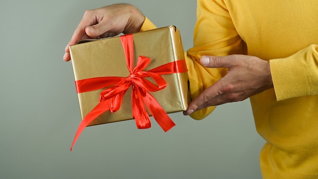 Homme dans un emballage cadeau pull jaune. photo de haute qualité