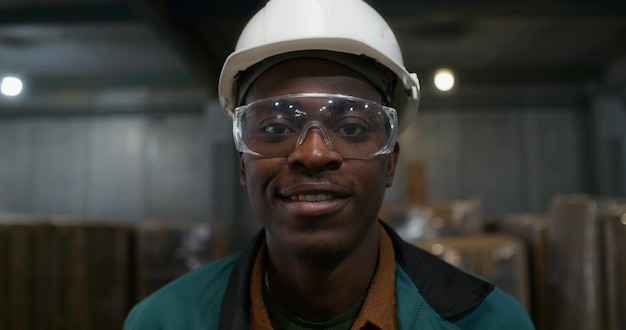 Un homme dans un entrepôt d'usine de papier