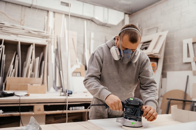 Homme dans le fabricant de l'industrie de l'usine de respirateurs travaillant dans la construction du fabricant de l'atelier