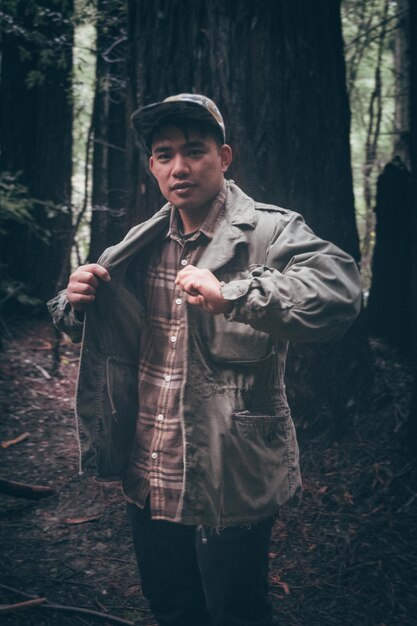 Photo un homme dans une forêt