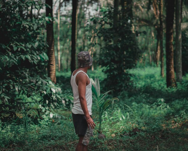 Un homme dans la forêt.