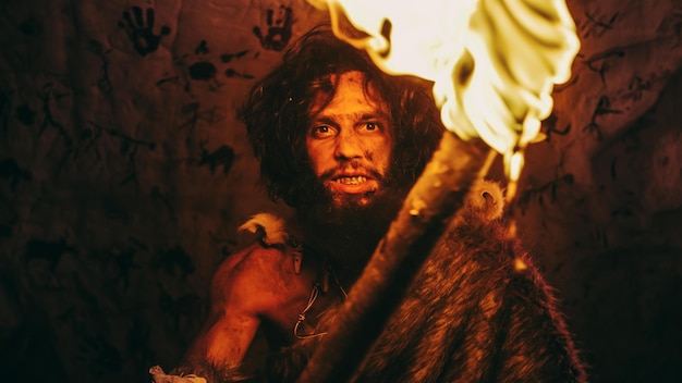 Un homme dans une grotte avec un feu dans la bouche