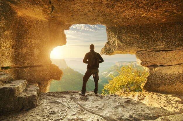 Photo l'homme dans la grotte de la montagne