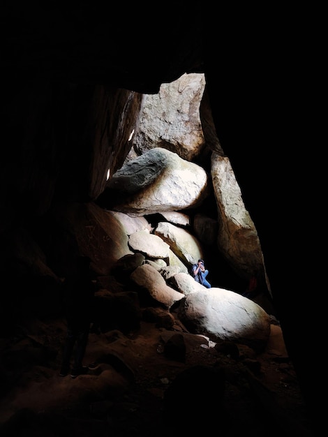 Photo l'homme dans la grotte