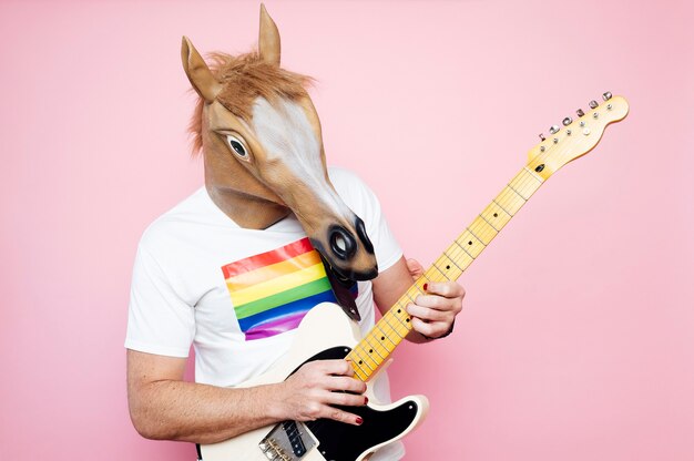 Homme Dans Un Masque De Cheval Jouant De La Guitare électrique.