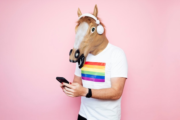 Homme dans un masque de cheval jouant de la guitare électrique.